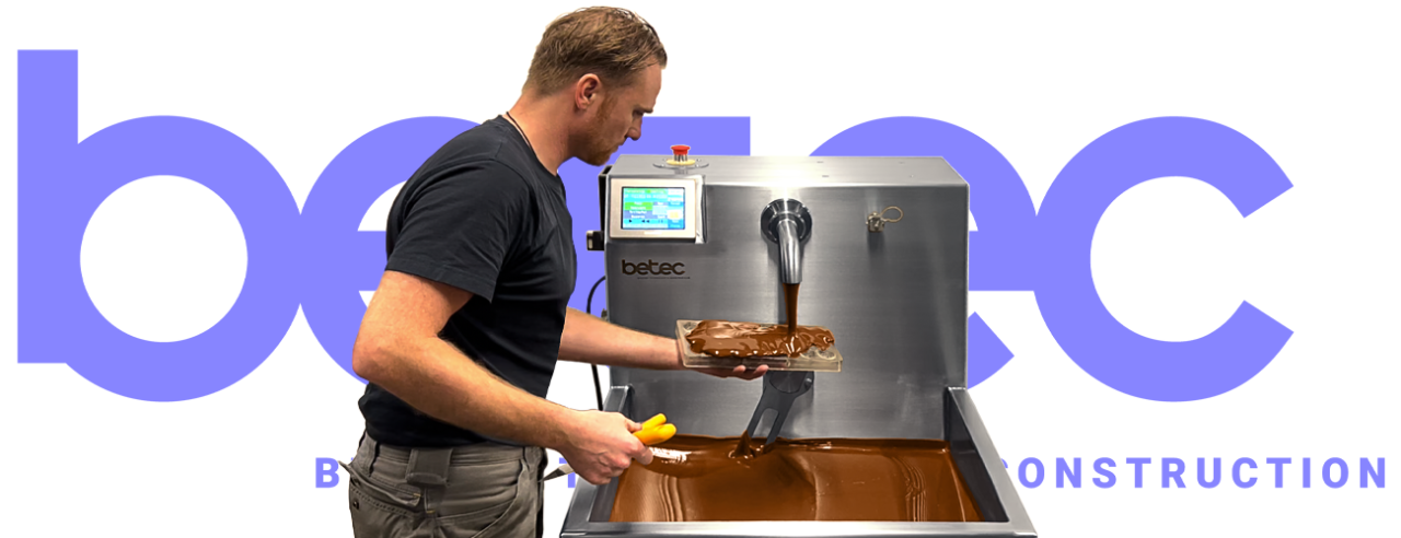 De operator perfectioneert de kunst van het chocolade mouleren terwijl Betec's MT 80 automatisch de chocolade tempereert. Hier gaan eenvoudige bediening en perfect gevormde chocoladekristallen hand in hand voor verleidelijke chocoladecreaties.