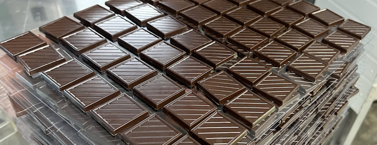 Beheers de kunst van chocolade gieten of mouleren met Betec. Onze machines voldoen aan ambachtelijke en industriële behoeften en zorgen voor perfecte chocoladerepen, figuren en pralines. Van handmatige tot automatische modellen voegen onze machines snelheid, nauwkeurigheid en aanpasbare functies toe aan je chocolade giet/mouleer proces.
