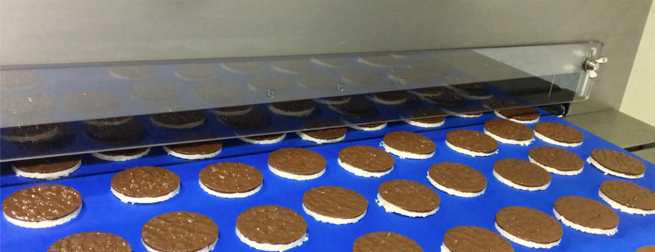 Zorg voor de kwaliteit van je chocoladeproducten met Betec's koeltunnels en -banden. Van horizontale tot verticale configuraties biedt Betec economische en industriële modellen op maat gemaakt voor jouw productbehoeften. Verken betrouwbare koeloplossingen die zijn ontworpen voor efficiënte koeling van gegoten chocoladeproducten tot chocolade-omhulde items.