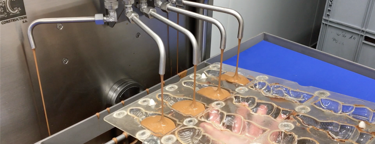 Optimize chocolate filling with Betec's automatic tempering machines equipped with separate dosing pumps (GPE and GPI versions). Perfect for filling polycarbonate molds with tempered chocolate, ensuring uniformity in each recess or mold cavity. Elevate your chocolate production efficiency with the seamless integration of automatic tempering and dosing solutions.