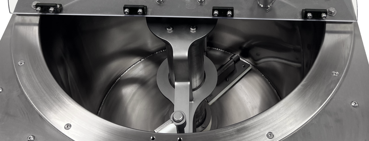 Bovenaanzicht van de Aura WK 200 smelt- en werkketel voor chocoladeverwerking, met zichtbaar touchscreen, plexideksels en het stevige roerwerk met bodem- en zijschrapers – ontworpen door Betec België.